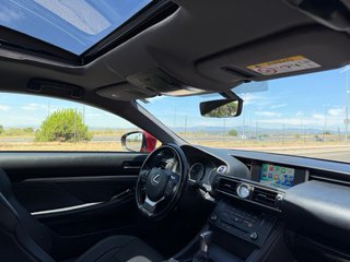 Lexus RC300h, techo solar, CarPlay y libro