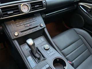 Lexus RC300h, techo solar, CarPlay y libro