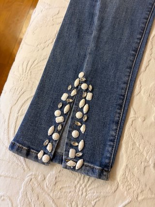 Pantalón vaquero pitillo con pedrería