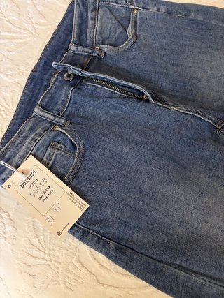 Pantalón vaquero pitillo con pedrería
