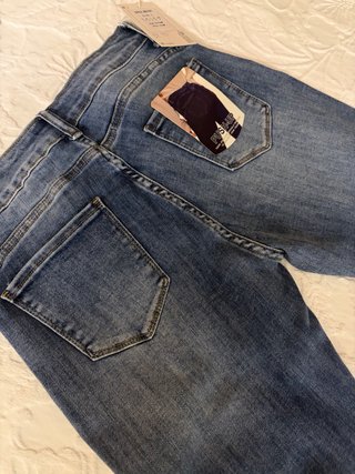 Pantalón vaquero pitillo con pedrería