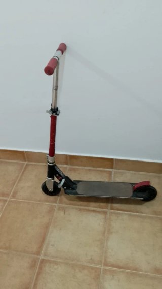 Patinete plegable rojo y negro