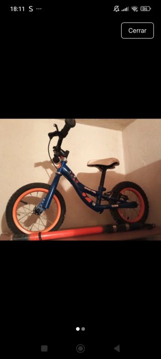Bicicleta sin pedales azul y naranja