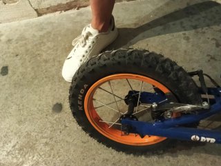 Bicicleta sin pedales azul y naranja