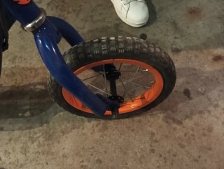 Bicicleta sin pedales azul y naranja