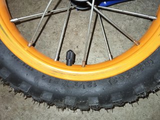 Bicicleta sin pedales azul y naranja