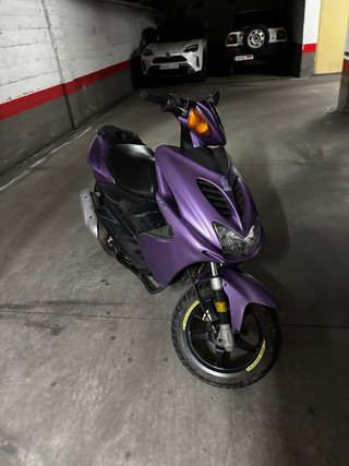 Yamaha Aerox Azul y Negro