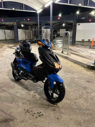 Yamaha Aerox Azul y Negro