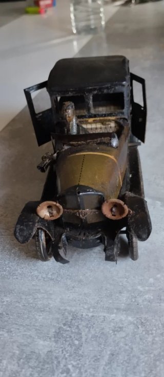 Coche de hojalata antiguo