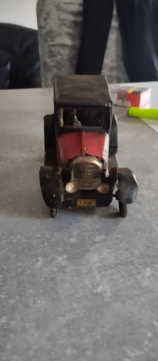 Coche de hojalata antiguo
