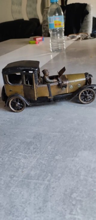 Coche de hojalata antiguo
