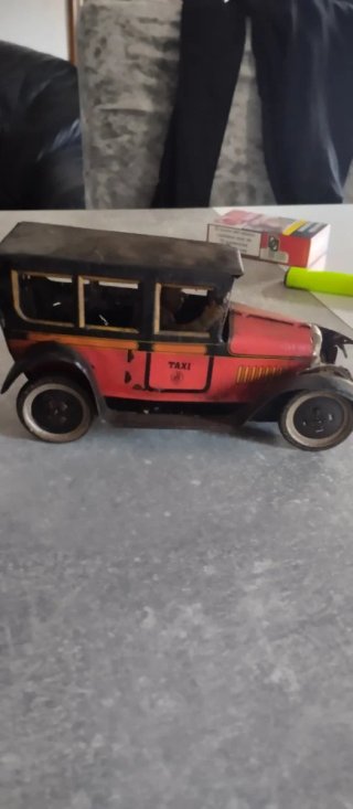 Coche de hojalata antiguo