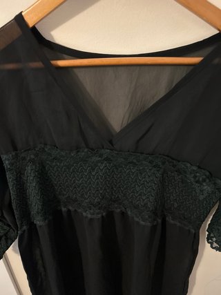 Blusa de mujer negra y verde