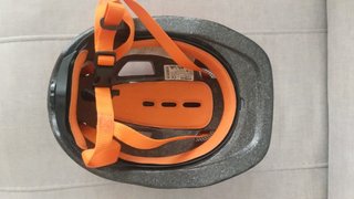 Casco B'Twin naranja y negro