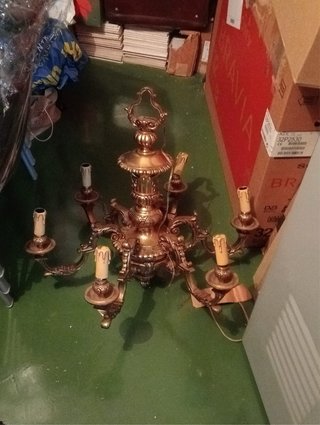 Lámpara de bronce dorada estilo clásico