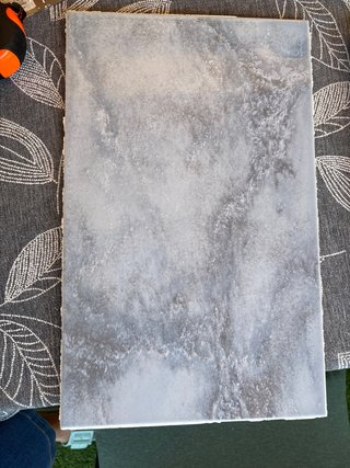 Azulejo gris con vetas blancas