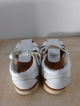 Sandalias blancas de piel