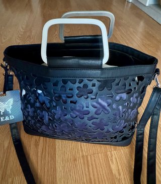 Bolso negro troquelado floral