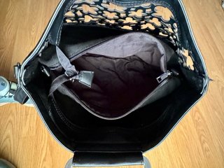 Bolso negro troquelado floral
