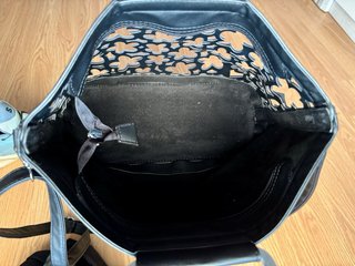 Bolso negro troquelado floral