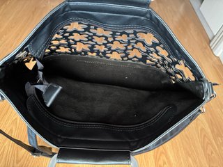 Bolso negro troquelado floral