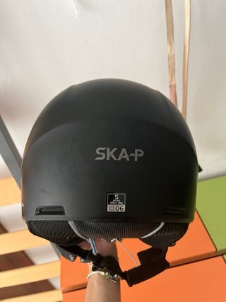 Casco de moto negro con visera