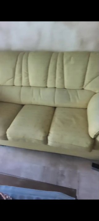 Sofá de tela beige y verde