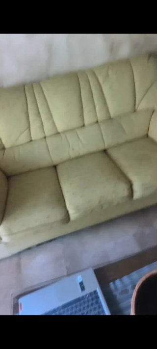 Sofá de tela beige y verde