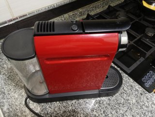 Cafetera Nespresso Roja