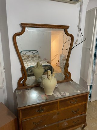 Cómoda antigua de madera con espejo