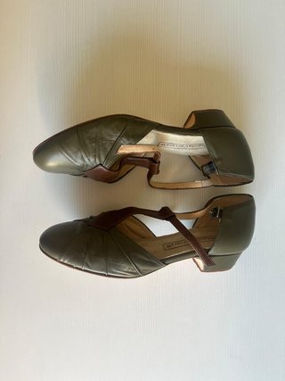 Zapatos Begoña Cervera verde y marrón
