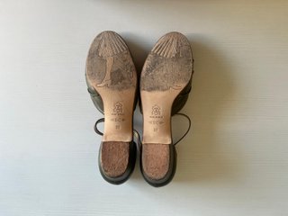 Zapatos Begoña Cervera verde y marrón