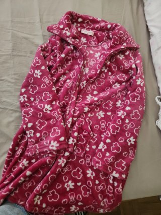 Bata rosa con estampado de flores y lazos