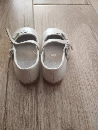 Zapatos niña blancos con flor