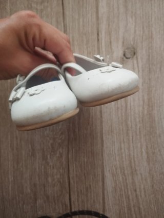 Zapatos niña blancos con flor