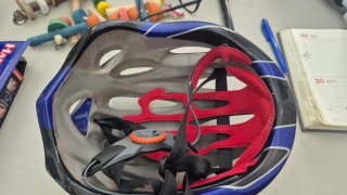 Casco de bicicleta azul y negro