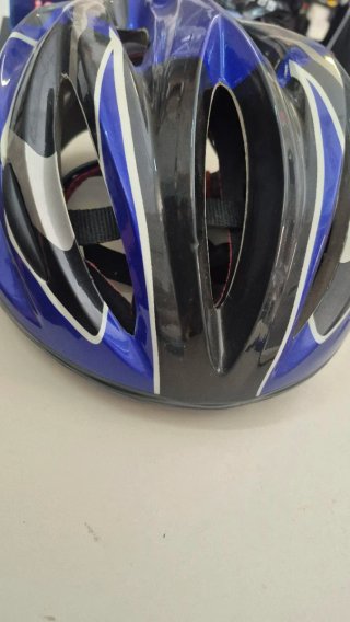 Casco de bicicleta azul y negro