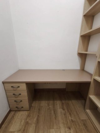 Escritorio y Estantería de Madera