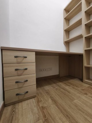 Escritorio y Estantería de Madera