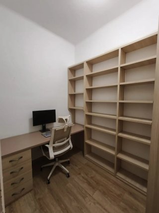 Escritorio y Estantería de Madera