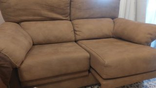 Sofá de tela beige y marrón