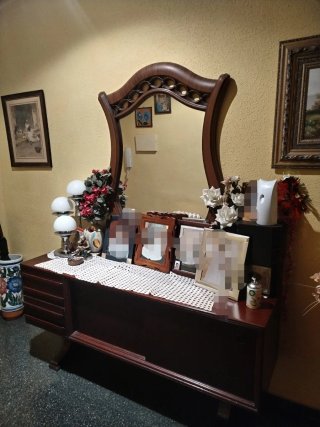 Espejo de madera con marco decorado