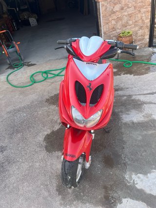 Scooter Yamaha Aerox R Ferrari Roja y Blanca