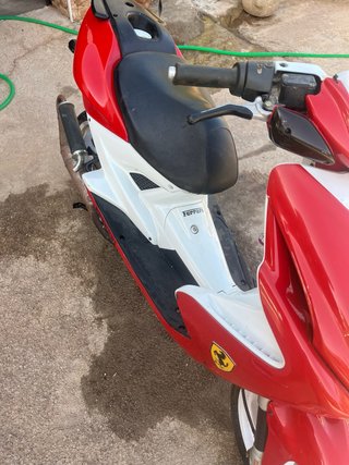 Scooter Yamaha Aerox R Ferrari Roja y Blanca