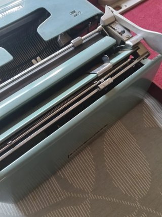 Máquina de escribir Olivetti Studio 44