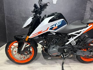 KTM Duke 125 ABS Blanca y Naranja
