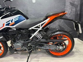 KTM Duke 125 ABS Blanca y Naranja