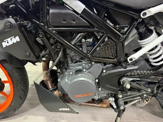 KTM Duke 125 ABS Blanca y Naranja