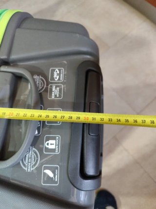 Maleta rígida gris con detalles verdes