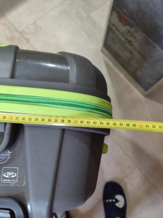 Maleta rígida gris con detalles verdes